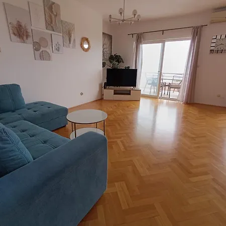 Apartment Lo - With Swimming Pool *