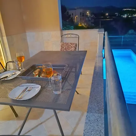 Lo - With Swimming Pool Split