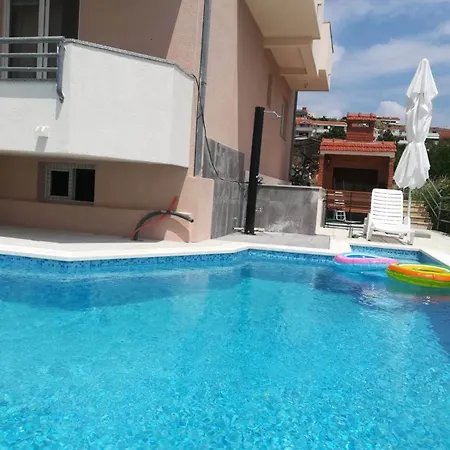 Apartment Lo - With Swimming Pool *
