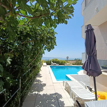 Lo - With Swimming Pool *