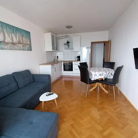Lo - With Swimming Pool Apartment