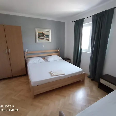 Apartment Lo - With Swimming Pool