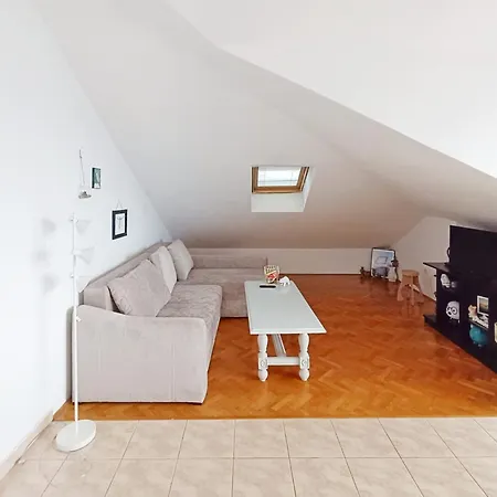 Lo - With Swimming Pool Apartment